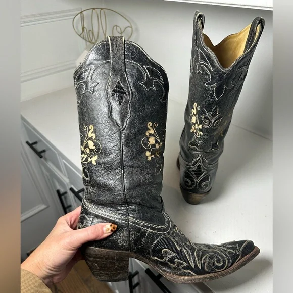 **SOLD**Corral Women’s 8.5M Black Embroidered Cowboy Boots Distressed Western - Picture 7 of 10